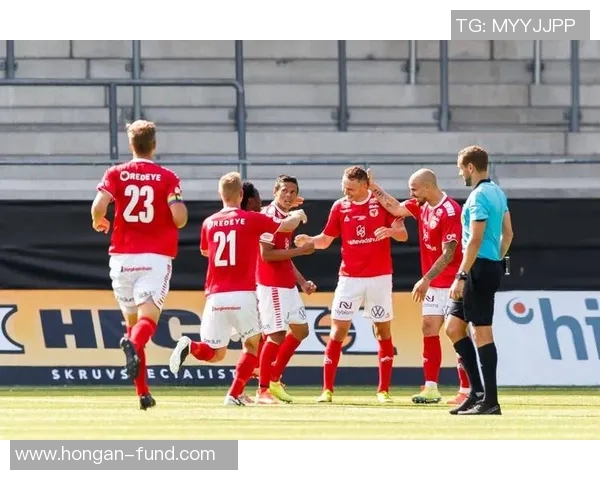 克莱足球明星合影精彩瞬间回顾与背后的故事分享